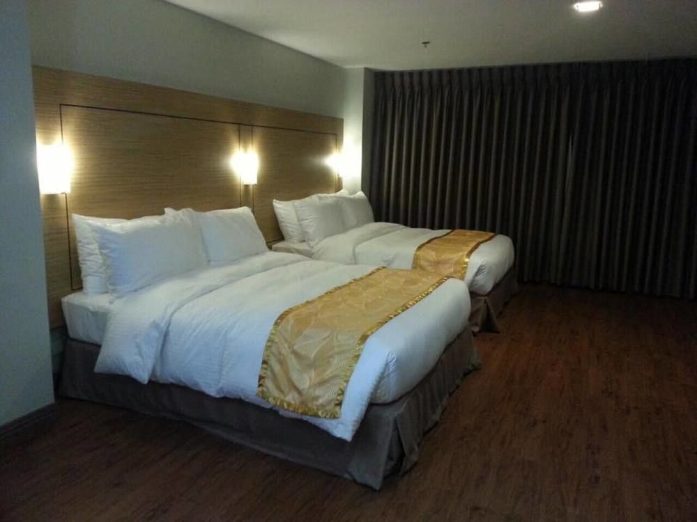 Vista Real Hotel Tagaytay City Buitenkant foto