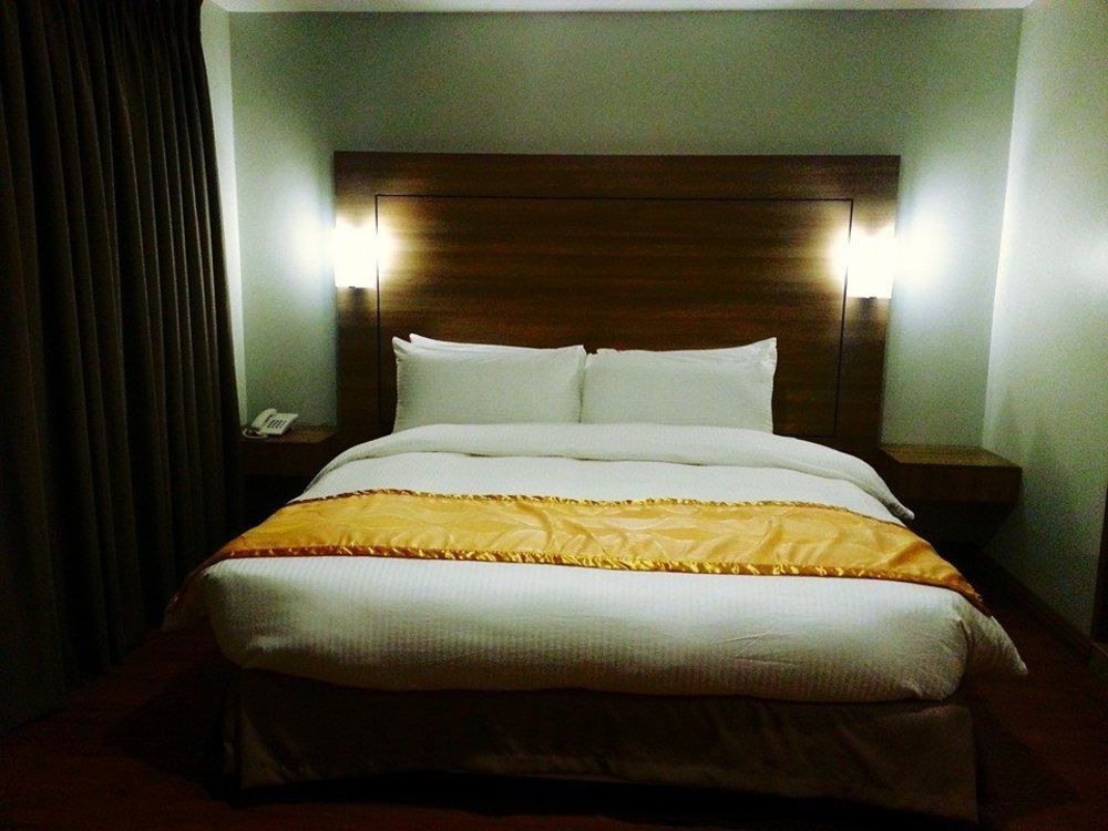 Vista Real Hotel Tagaytay City Buitenkant foto
