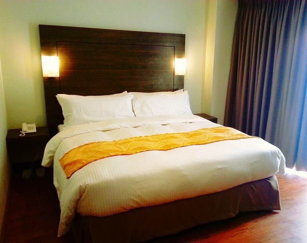 Vista Real Hotel Tagaytay City Buitenkant foto