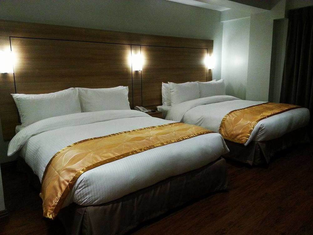Vista Real Hotel Tagaytay City Buitenkant foto