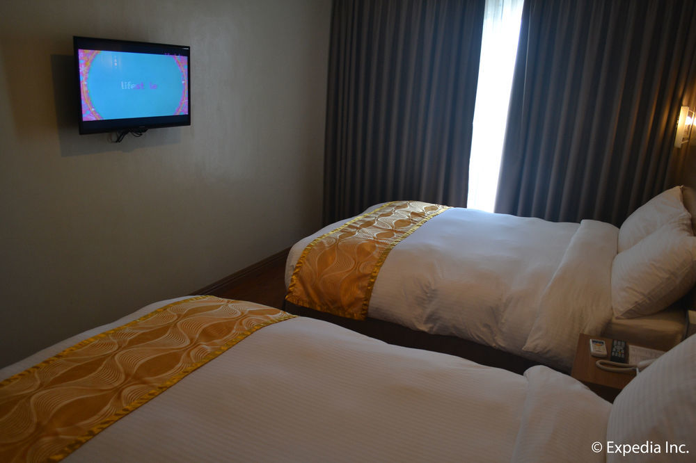 Vista Real Hotel Tagaytay City Buitenkant foto