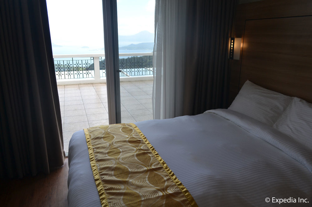 Vista Real Hotel Tagaytay City Buitenkant foto