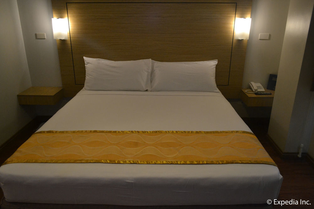 Vista Real Hotel Tagaytay City Buitenkant foto