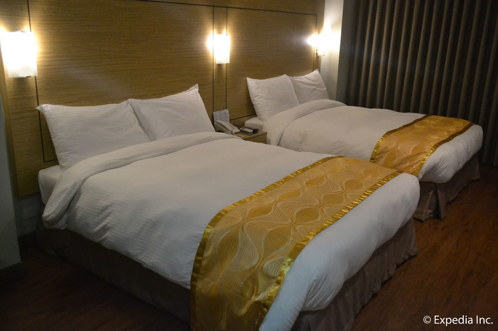 Vista Real Hotel Tagaytay City Buitenkant foto