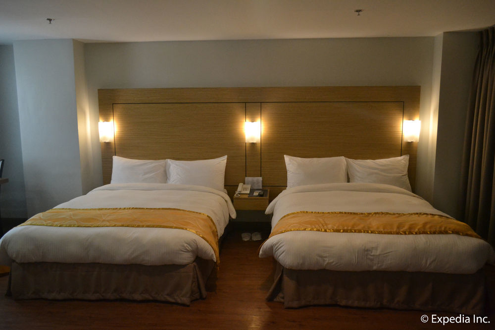 Vista Real Hotel Tagaytay City Buitenkant foto