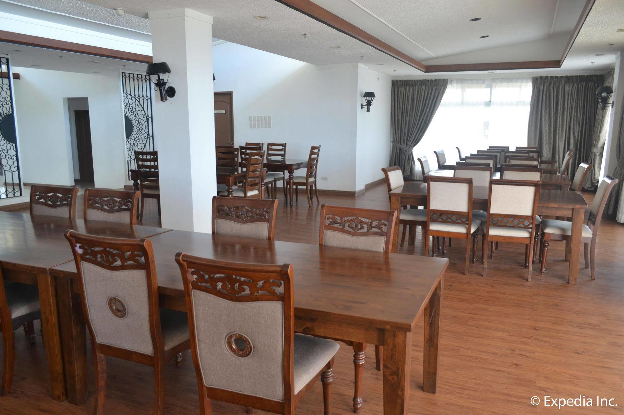 Vista Real Hotel Tagaytay City Buitenkant foto