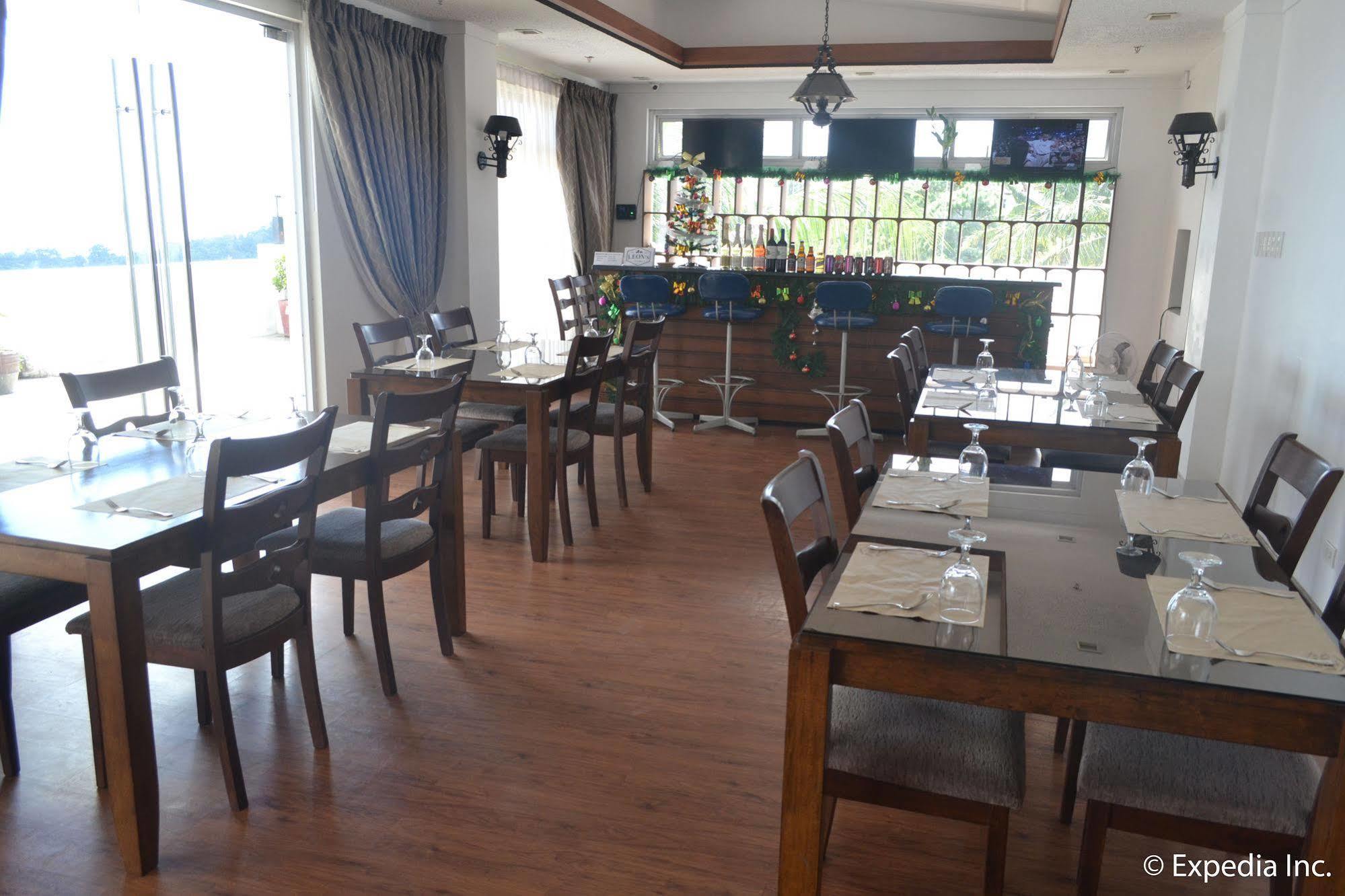 Vista Real Hotel Tagaytay City Buitenkant foto