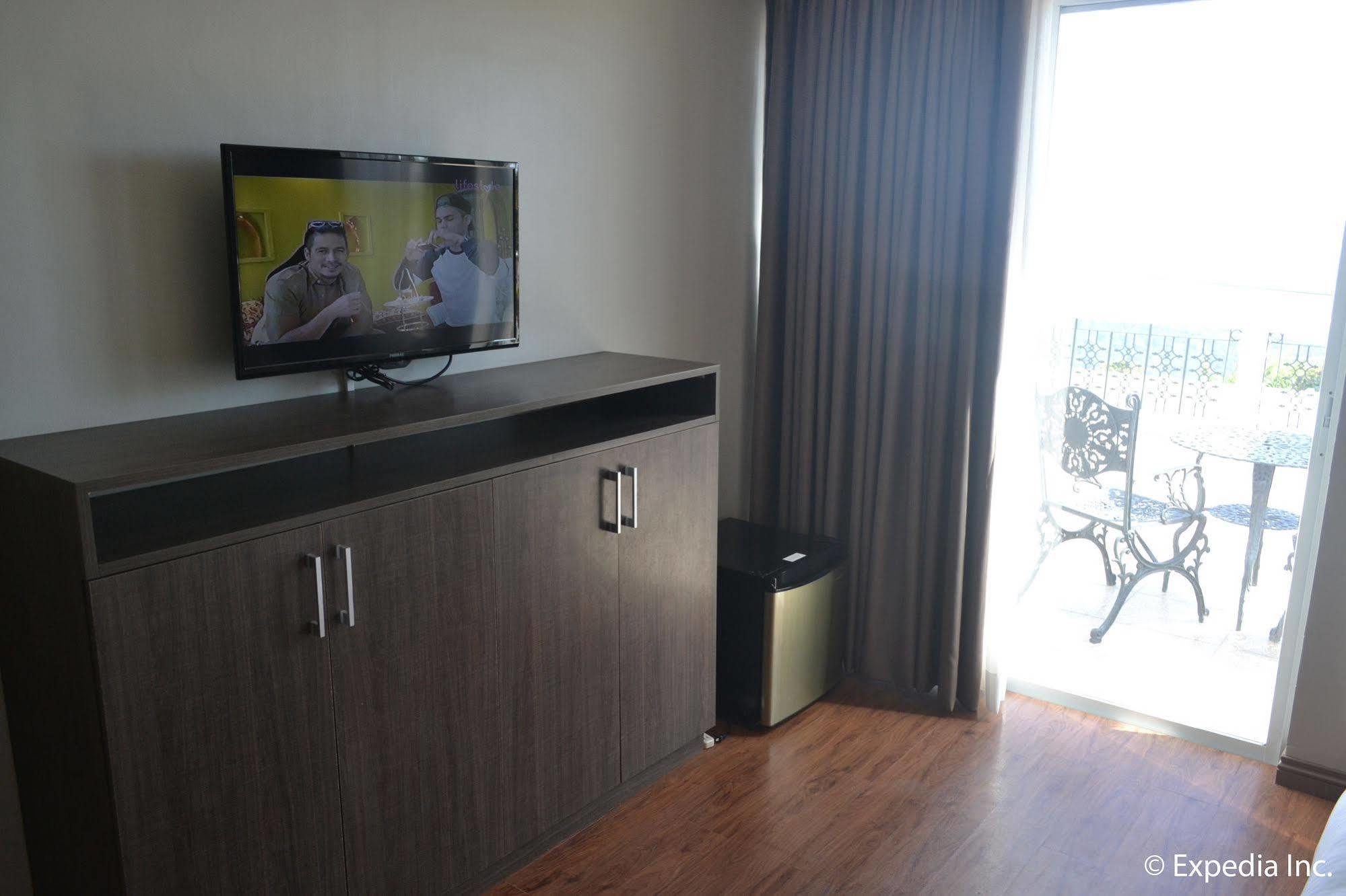 Vista Real Hotel Tagaytay City Buitenkant foto