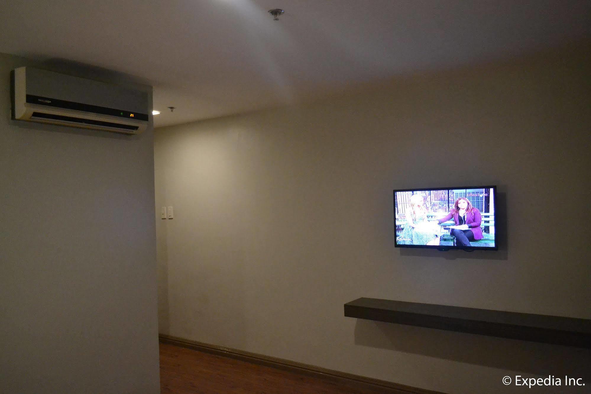 Vista Real Hotel Tagaytay City Buitenkant foto