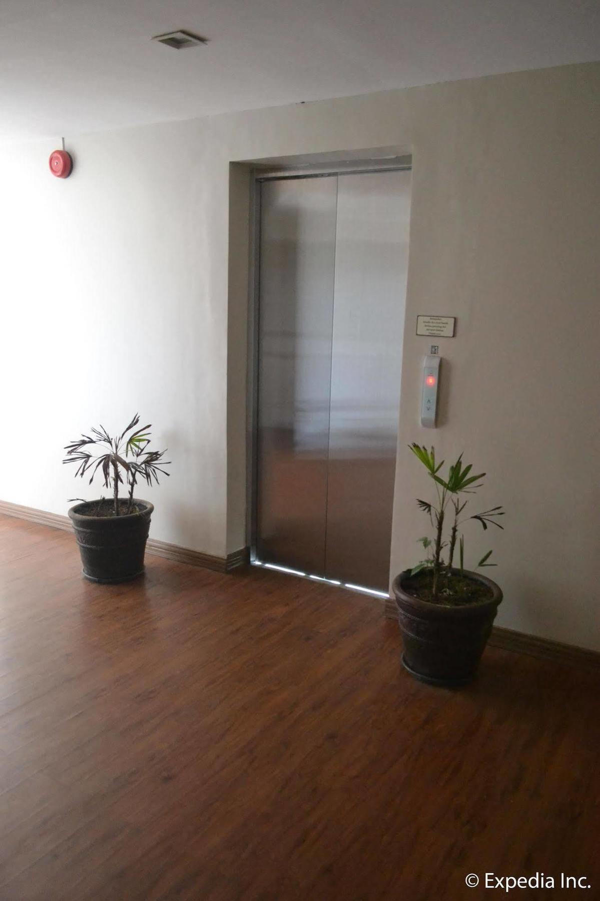Vista Real Hotel Tagaytay City Buitenkant foto
