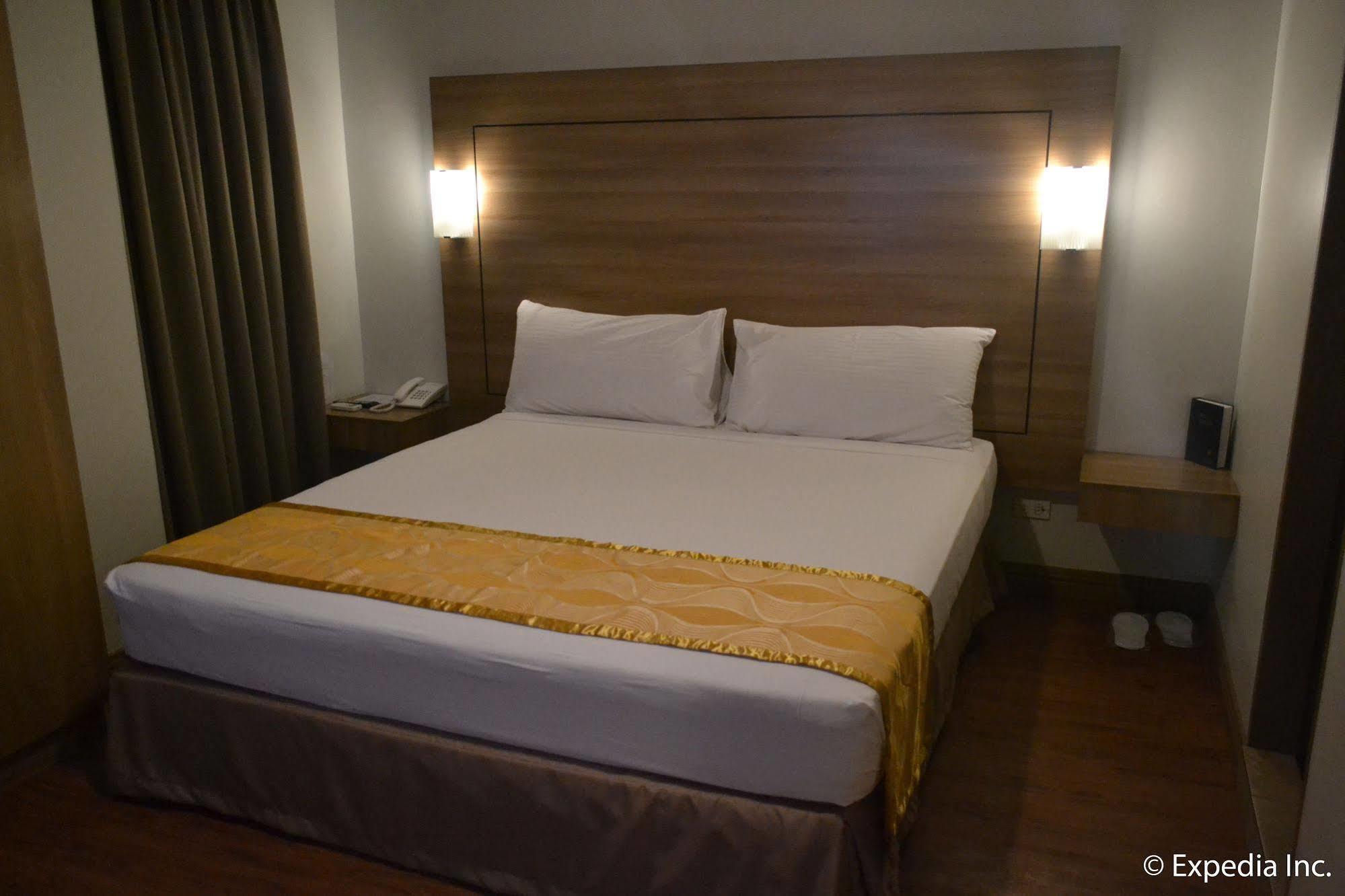 Vista Real Hotel Tagaytay City Buitenkant foto