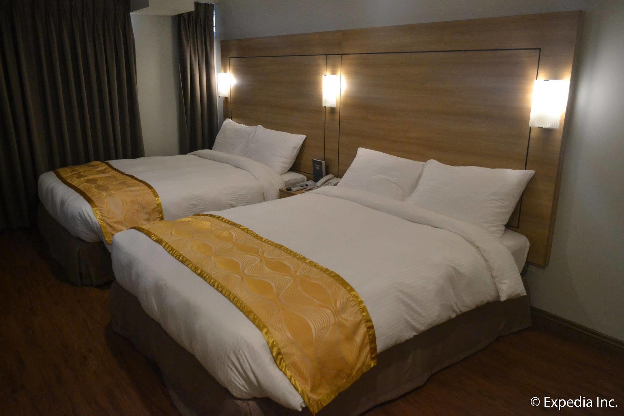 Vista Real Hotel Tagaytay City Buitenkant foto